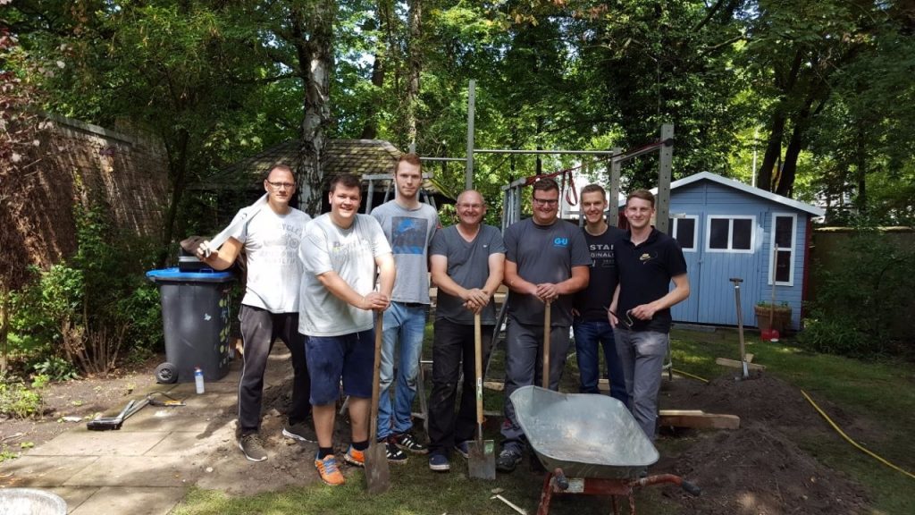 Gruppenbild vor dem Klettergerüst
