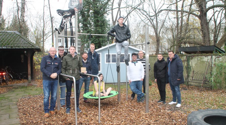 Gruppenbild mit den beteiligten vor dem fertigen Klettergerüst