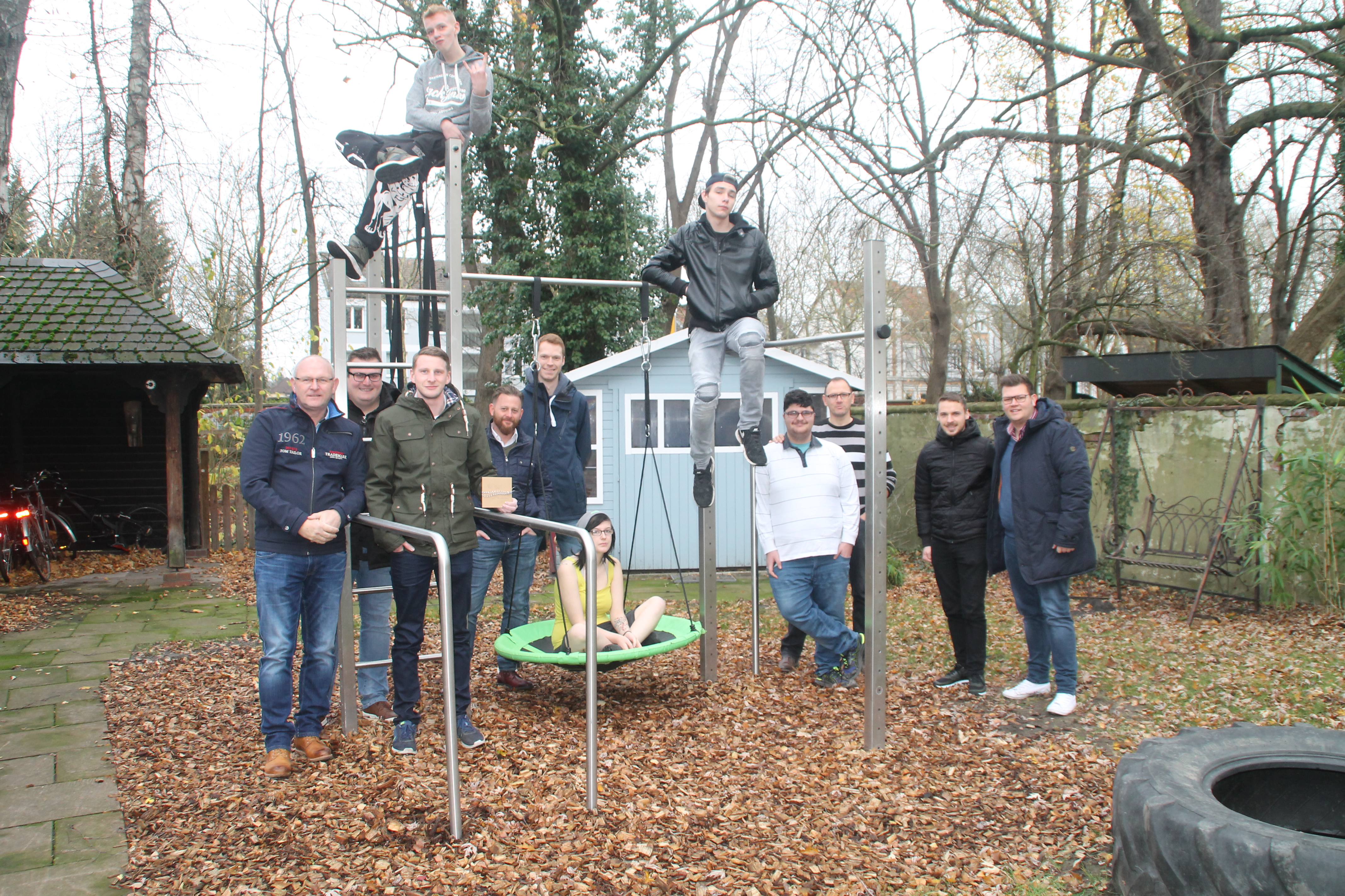 Gruppenbild mit den beteiligten vor dem fertigen Klettergerüst