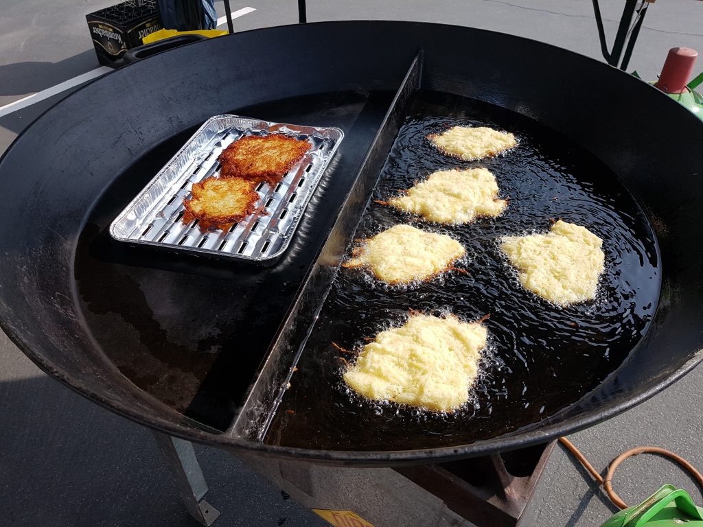 Reibekuchen kurz vor der Fertigstellung