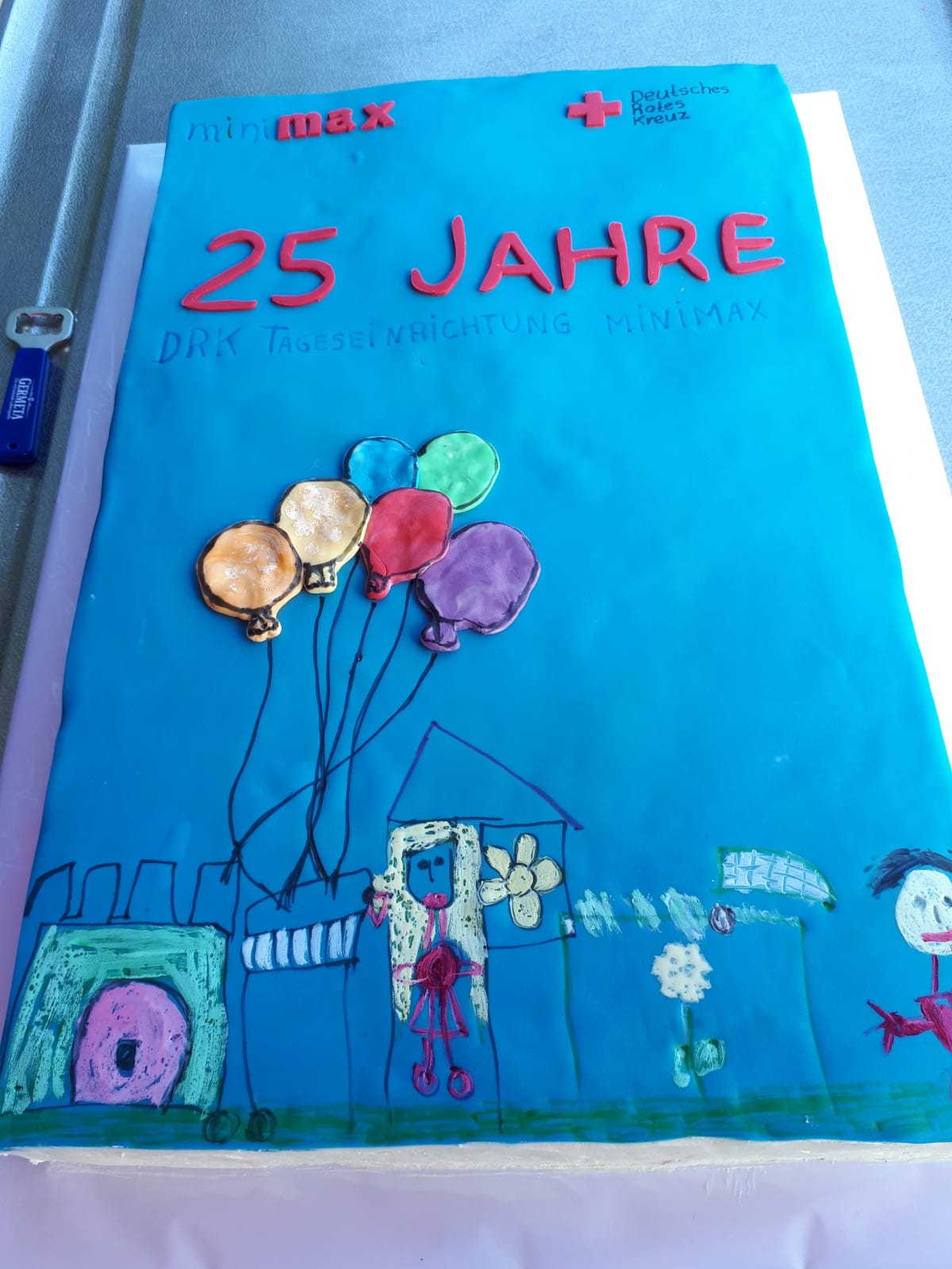 Dargestellt ist eine Torte mit dem Text 25 Jahre DRK Tageseinrichtung Minimax